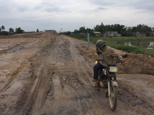 Điều đáng nói, tuyến đường này lại không có biển cảnh báo để người dân biết và đề phòng, gây mất an toàn giao thông. Bởi mảnh lưới này nhỏ và rất khó nhìn ra. Có trường hợp người dân đi qua, phóng viên phải hô to để người dân biết và né gỡ lưới.